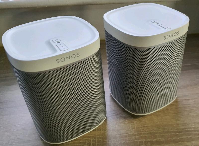 Pair of sonos play:1 white play 1 